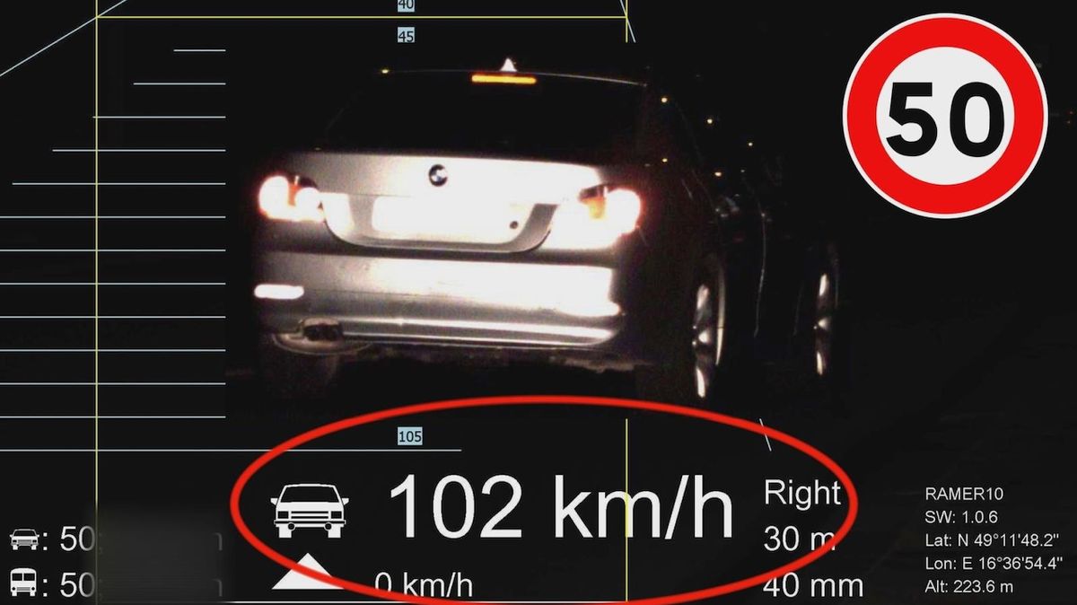 Mladík v BMW svištěl centrem Brna rychlostí 102 km/h